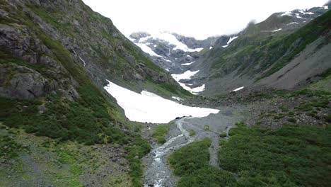 Valle-Del-Río-Parcialmente-Cubierto-De-Nieve-En-Alaska
