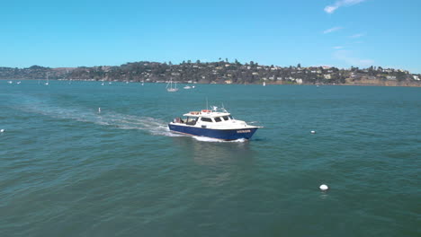 Kreisen-Um-Ein-Boot-Im-Hafen-Von-Sausalito-Gegenüber-Der-Bucht-Von-San-Francisco