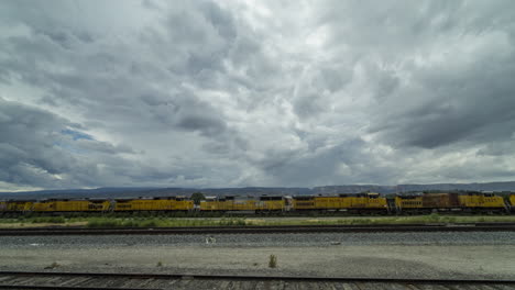 Zeitraffer-Eines-Stürmischen-Himmels-In-New-Mexico,-Aufgenommen-Aus-Einem-Angehaltenen-Zug