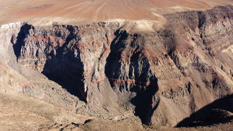 Rotierende-Luftaufnahme-Verschiedener-Gesteinsschichten,-Die-Durch-Kontinuierliche-Erosion-Im-Star-Wars-Canyon,-Kalifornien,-USA,-Freigelegt-Wurden