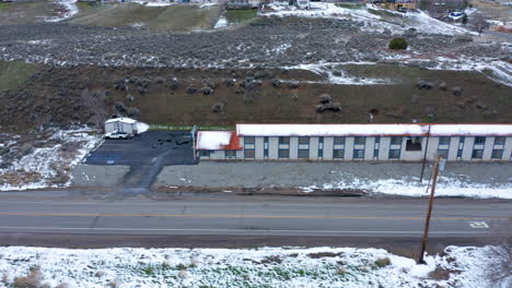 A-view-of-an-old,-wintery,-snowy-motel-in-Tehachapi,-CA