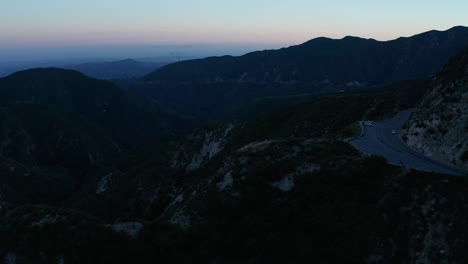 Drohne-Schoss-Bei-Sonnenuntergang-über-Die-Berge-Im-Angeles-National-Forest