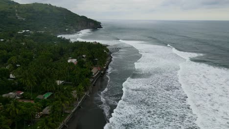Luftaufnahme,-Die-Sich-Vorwärts-Bewegt,-Malerischer-Blick-Auf-Die-Küstenlinie-Am-Bitcoin-Strand-In-El-Salvador,-Mexiko,-Berg-Und-Blauer-Himmel-Im-Hintergrund