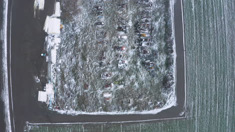 Fliegen-über-Ein-Feld-Mit-Verfallenen-Autos-Auf-Einer-Winterlich-Verschneiten-Farm-In-Tehachapi,-Ca