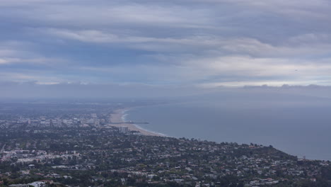 Sonnenuntergangszeitraffer-Von-Santa-Monica-Und-Dem-Santa-Monica-Pier-Von-Den-Pazifischen-Palisaden