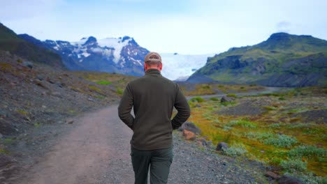 Männlicher-Tourist,-Der-Auf-Dem-Weg-In-Der-Nähe-Des-Svinafellsjokull-gletschers-In-Vatnajokull,-Island,-Spaziert
