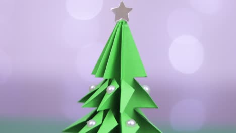 Origami-Weihnachtsbaum-Mit-Perlen-Verziert.-Neigung