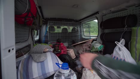 Hinterer-Kofferraum-Eines-Wohnmobils,-Gefüllt-Mit-Verpackten-Sachen-Für-Camping