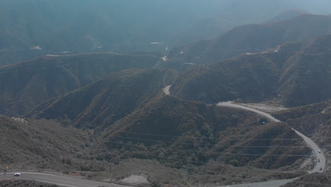 Disparo-De-Drones-Atravesando-Las-Montañas-En-El-Bosque-Nacional-De-Angeles-Al-Atardecer