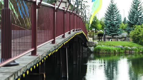Old-Mill-Bridge-Over-Calm-Waters-Of-Deschutes-River-In-Bend,-Oregon