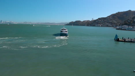 Folgen-Sie-Der-Fähre,-Die-Den-Hafen-Von-Sausalito-Verlässt-Und-In-Richtung-San-Francisco-Fährt