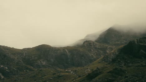 Las-Nubes-Se-Ciernen-Sobre-El-Pico-Snowdon