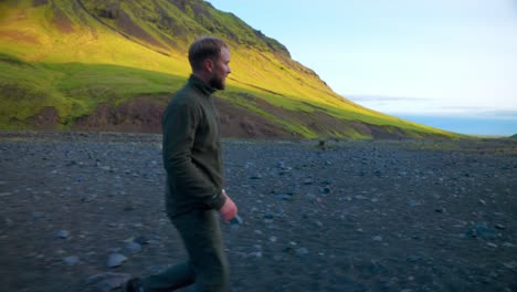 Turista-Barbudo-Caminando-En-Un-Pintoresco-Paisaje-Natural-Hasta-Seljavallalaug,-Sur-De-Islandia-En-Un-Hermoso-Día-Soleado