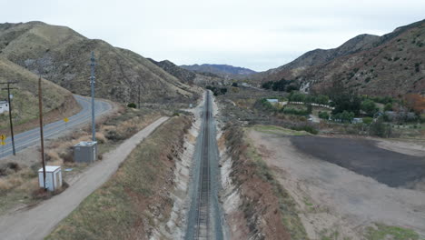 Rising-over-empty-train-tracks-in-Soledad,-California