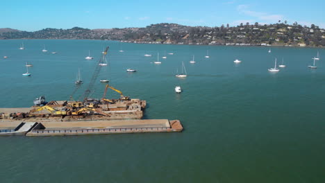 Entlang-Der-Uferpromenade-Von-Sausalito-Harbour-über-Die-Bucht-Von-San-Francisco-Latschen