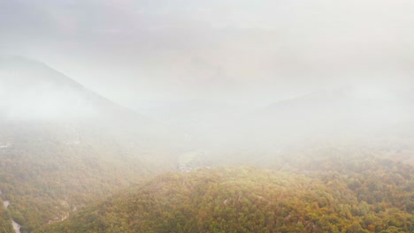 Epische-Luftdrohnenaufnahme,-Die-Im-Herbst-über-Farbenfrohen-Bergwald-Fliegt