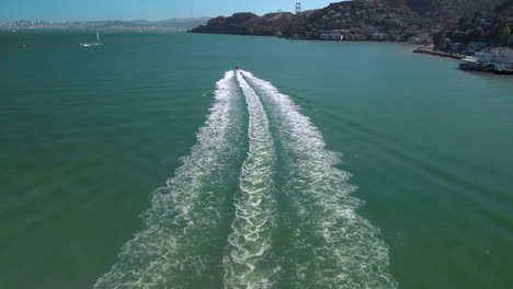 Folgen-Sie-Einem-Boot,-Das-Den-Hafen-Von-Sausalito-In-Richtung-Der-Golden-Gate-Bridge-Verlässt