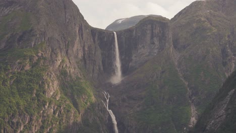 Empinadas-Montañas-Rocosas-De-Katthammaren-Con-Las-Cascadas-En-Molde,-Noruega