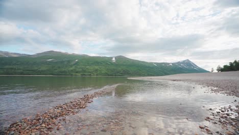 Klares-Flusswasser,-Das-Am-Flussufer-Mit-Kieseln-In-Norwegen-Fließt