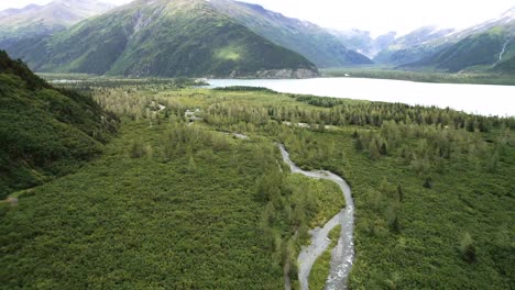 Valle-Del-Río-Verde-Que-Rodea-El-Lago-Portage-En-Las-Montañas-De-Alaska