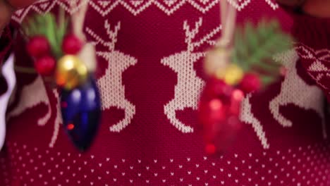Weihnachten-Glasbirnen-Ornamente-Hängen