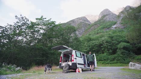 Chico-Noruego-Y-Su-Perro-Con-Autocaravana-Estacionados-Cerca-De-Las-Montañas-Katthammaren-En-Noruega
