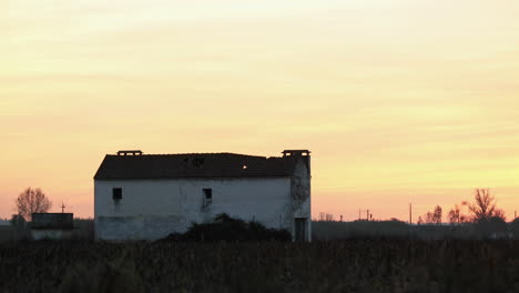 Abandoned-Country-House-At-Sunset-In-Coruche,-Ribatejo,-Portugal