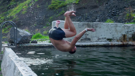 Kaukasischer-Tourist,-Der-Im-Berühmten-Pool-Von-Seljavallalaug-In-Südisland-Taumelt