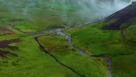 Vista-Panorámica-Del-Valle-De-Humo-De-Reykjadalur-Con-Varios-Viajeros-En-El-Sur-De-Islandia
