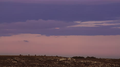 4K-Aufnahmen-Einer-Dunklen-Himmelslandschaft-Bei-Sonnenuntergang,-Erstaunliches-Licht-Der-Natur,-Wolkengebilde,-Himmel-Und-Wolken,-Die-Sich-Wegbewegen,-4k-Bunte,-Dunkle-Sonnenuntergangswolken