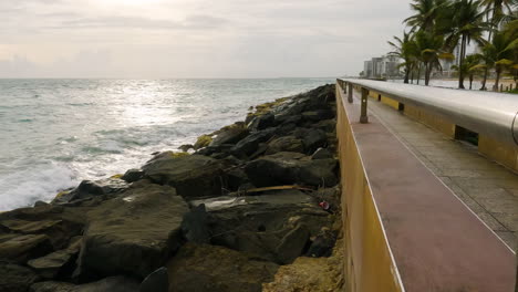 Wellen-An-Der-Felsigen-Küste-Von-San-Juan,-Puerto-Rico