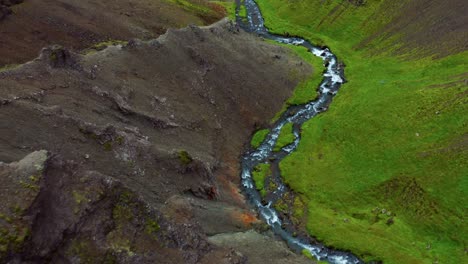 Paisaje-Montañoso-Escarpado-Y-Río-Caliente-En-El-Valle-De-Reykjadalur-En-El-Sur-De-Islandia