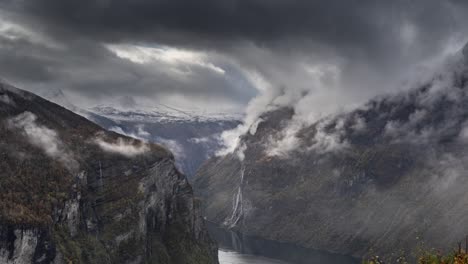 Schwere-Dunkle-Wolken-Wirbeln-über-Dem-Geirangerfjord