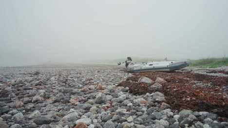Schlauchboot-Verankert-An-Der-Steinigen-Küste-Während-Des-Nebligen-Morgens-In-Der-Nähe-Von-Donnmannen,-Norwegen
