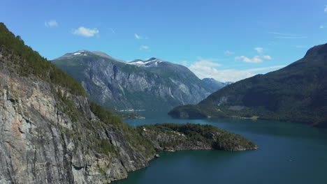 Vista-Aérea-Sobre-El-Storfjorden,-En-Medio-De-Altas-Montañas,-Verano-En-Noruega---Dando-Vueltas,-Disparo-De-Drones