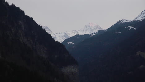Montañas-Suizas-Al-Amanecer-En-La-Ciudad-De-Lauterbrunnen