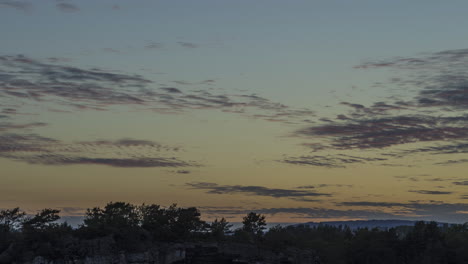 Sonnenuntergangszeitraffer-Von-Wolken,-Die-Sich-über-Wald-Bilden,-Sommerabend-In-Südnorwegen