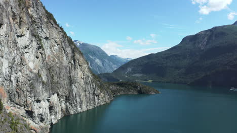 Luftaufnahme-Vorbei-An-Einer-Steilen-Bergwand-Im-Storfjorden,-Norwegen---Aufsteigend,-Drohnenaufnahme