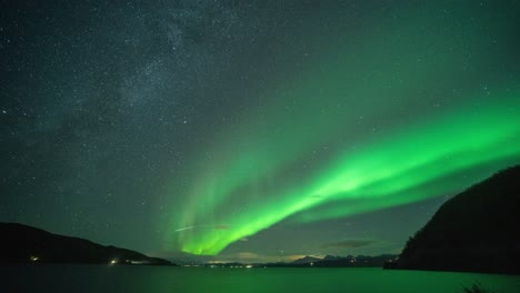 Bright-lights-of-the-aurora-borealis-above-the-sea
