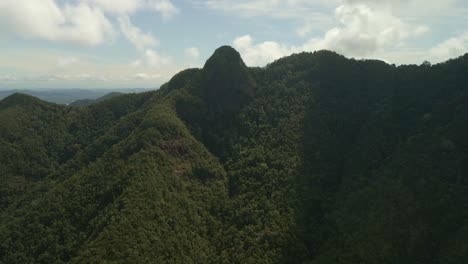 Vista-Aérea-De-Izquierda-A-Derecha-De-Una-Montaña-Cubierta-De-Selva-Tropical-En-Una-Isla-Tropical-En-Tailandia