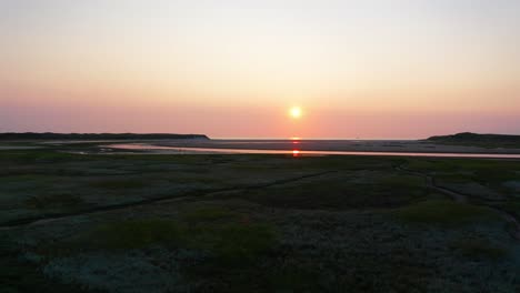 Sonnenuntergang-über-Dem-Wattenmeer-Auf-Der-Insel-Texel-In-Den-Niederlanden