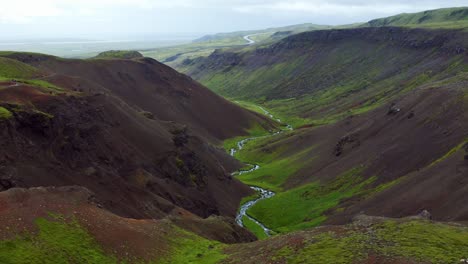 Vista-Panorámica-Del-Paisaje-Montañoso-Con-Río-De-Aguas-Termales-En-Reykjadalur,-Islandia