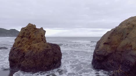 Playa-Remota-Escondida-En-La-Salvaje-Costa-Este-De-Nueva-Zelanda-En-Un-Día-Nublado,-Antena