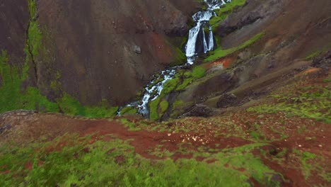Menschen,-Die-Auf-Den-Berggipfeln-Wandern,-Die-Den-Heißen-Quellenfluss-Von-Reykjadalur-In-Südisland-überblicken