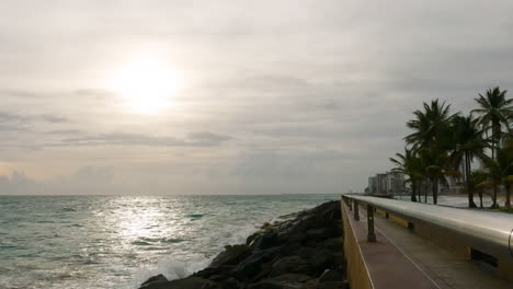 Helle-Sonne,-Die-über-Seelandschaft-Von-San-Juan-Mit-Felsiger-Küste-In-Puerto-Rico-Scheint