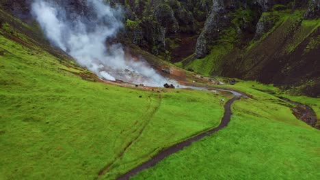 Aufsteigende-Dämpfe-Am-Thermalfluss-Des-Reykjadalur-Tals-An-Der-Südküste-Islands