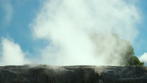 Pohutu-geyser-spewing-hot-white-steam-clouds-from-geothermal-area,-New-Zealand