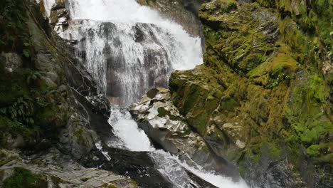 Glatter-Kaskadenwasserfall-Im-Dschungel-Von-Neuseeland,-Zeitlupe
