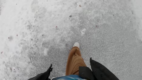 Hombre-Caminando-Sobre-Hielo-Congelado-En-La-Calle-Durante-El-Invierno-En-Canadá