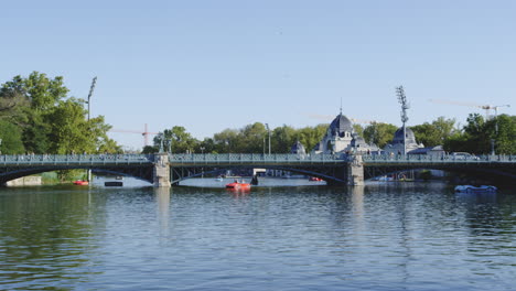 See-In-Budapest-Ungarn-Schwimmende-Boote